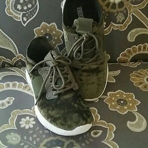 Green liliana velvet sneakers.
